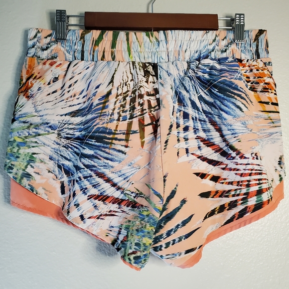 Fabletics Latrice Shorts Marbella Print - Picture 2 of 7